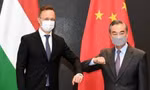 Ngoại trưởng Trung Quốc Vương Nghị và người đồng cấp Hungary Peter Szijjarto trong cuộc gặp cuối tuần qua. (Ảnh: Xinhua)