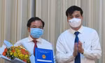 Ông Lê Quốc Tuấn (trái) nhận quyết định từ Phó Chủ tịch UBND TPHCM Lê Hòa Bình