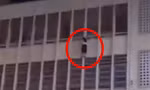 TP.HCM: Nữ sinh lớp 6 treo mình lơ lửng ở lan can tầng 3 được bác bảo vệ cứu kịp thời