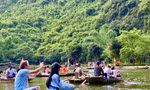 Du khách thích thú đi thuyền ngắm cảnh Tam Cốc mùa thu 