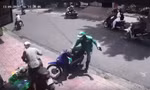 [CLIP] Bảo vệ siêu thị lao xe thẳng vào tên trộm xe máy trên vỉa hè