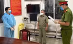 Cơ quan CSĐT Công an TP. Vũng Tàu tống đạt quyết định bắt tạm giam Vũ Tiến Giang. Ảnh: Công an cung cấp.