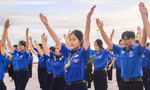 Đoàn viên thanh niên chào cờ Tôi yêu Tổ quốc tôi bên bờ biển Nha Trang 