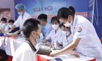 Khám bệnh miễn phí cho thanh niên công nhân tại ngày hội. Ảnh: Nguyễn Thắng.