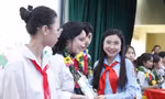 Chị Nguyễn Phạm Duy Trang - Bí thư Trung ương Đoàn, Chủ tịch Hội đồng Đội Trung ương trao học bổng tặng các em thiếu nhi có hoàn cảnh khó khăn. Ảnh: Nguyễn Thắng.
