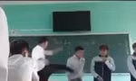 Hình ảnh giáo viên đá vào người học sinh. Hình ảnh cắt từ clip