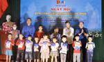 Hội Liên hiệp Thanh niên tỉnh Bắc Giang trao quà tặng các gia đình và học sinh có hoàn cảnh khó khăn.