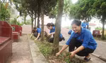 Các bạn đoàn viên dọn dẹp nghĩa trang liệt sỹ 