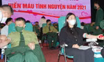 Gần 500 cán bộ, ĐVTN Trường Sĩ quan Phòng hóa đã cùng sôi nổi tham gia hiến máu, sáng 19/12 