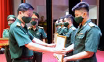 Thượng tá Nguyễn Đức Cương, Phó Trưởng ban Thanh niên Quân đội trao Chứng nhận cán bộ Đoàn giỏi cho các cá nhân xuất sắc