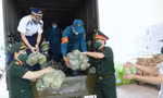 Những phần quà được trao tặng thể hiện tình quân dân ấm áp và nghĩa đồng bào sâu nặng. - Ảnh: Nguyễn Minh