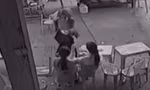 Xôn xao clip phụ huynh đá vào mặt nữ học sinh