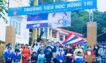 Giáo viên, học sinh trường tiểu học Hồng Trị, huyện Bảo Lạc, tỉnh Cao Bằng vui mừng khi đoàn công tác đến tham và tặng quà
