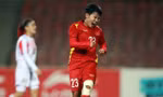 Phó Bí thư Tỉnh ủy Quảng Ngãi Đặng Ngọc Huy trao Bằng Khen của UBND tỉnh cho hai cầu thủ Nguyễn Thị Bích Thùy và Trần Thị Thu.