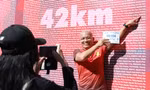 Runner hào hứng nhận BIB, thích thú 'check-in' biển tên tại Tiền Phong Marathon 