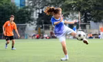 Khoảnh khắc nữ sinh ĐH Mở Hà Nội tung người đá bóng