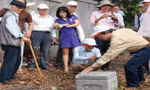 Đoàn các nhà nghiên cứu đi thực địa tại khu vực chùa Thiền Lâm (Thừa Thiên - Huế).