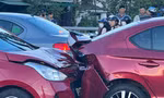 Ô tô gây tai nạn liên hoàn, 3 người phụ nữ đi xe đạp bị thương nặng