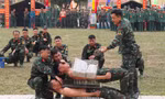 Xem lính đặc nhiệm dùng răng kéo ô tô, nằm trên bàn chông phá đá