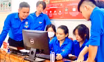 Thanh niên tình nguyện hỗ trợ người dân làm dịch vụ công trực tuyến