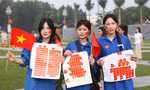 Người dân đổ về Quảng trường Hồ Chí Minh xem lễ diễu binh, diễu hành sáng 30/4