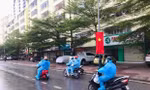 Theo chân áo xanh ở ‘vùng đỏ’ mang thực phẩm đến người dân