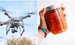 Một phụ nữ ở Ukraine dùng bình đựng cà chua ném rơi một phương tiện bay không người lái