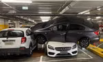 Nhầm chân ga với chân phanh, một phụ nữ lái xe gây ra tai nạn hy hữu và… lạ mắt ở Sydney
