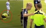 Vị trọng tài chân thực nhất thế giới: Gục mặt thất vọng với chính mình, cầu thủ phải an ủi