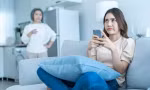 Con gái 37 tuổi đi chơi với bạn trai vẫn bị bố mẹ hộ tống, netizen phản ứng ra sao?