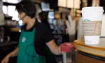 Nhân viên Starbucks cực thông minh tìm cách “giải cứu” nữ sinh khỏi kẻ lạ mặt trong quán