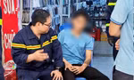 Hà Nội: Cảnh sát giải cứu nam thanh niên ngồi trên lan can cầu vượt 