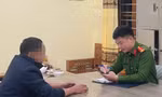 Công an giải thích chiêu lừa đảo qua mạng cho công dân ở huyện Chi Lăng, Lạng Sơn. 