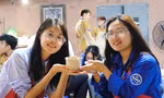 Thanh niên Trung Quốc tham quan, trải nghiệm làm gốm tại Bảo tàng gốm Bát Tràng