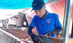 Thủ lĩnh 'biệt đội' thợ xây lan tỏa sống đẹp trên vùng biên giới Việt-Lào