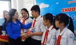 Hội Đồng Đội Trung ương tặng tủ sách và học bổng cho thiếu nhi Bến Tre