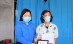 Truy tặng huy hiệu tuổi trẻ dũng cảm cho gia đình anh Thái