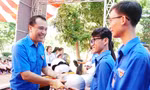 Tặng mũ bảo hiểm cho sinh viên