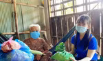 Bà con rưng rưng xúc động khi được trao tận tay nhu yếu phẩm mùa dịch