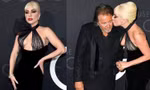 Lady Gaga lộ gần hết vòng một, hôn tài tử 'Bố già' trên thảm đỏ
