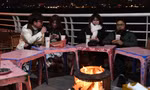 Người Hà Nội đốt lửa, che chắn gió trong đêm lạnh 12 độ C