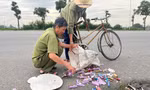 Hàng ngàn thỏi son bị vứt bỏ ven đường Hà Nội, nhiều người mang bao tải, túi tới nhặt
