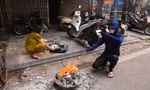 Người dân đua nhau đốt vàng mã cúng rằm tháng 7 trên vỉa hè phố cổ Hà Nội