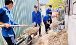 'Áo xanh' đội nắng giúp hộ khó khăn sửa chữa, xây mới nhà cửa
