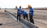 'Đội nắng' đưa đường băng sân bay Long Thành về đích sớm