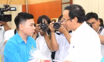 Bí thư Thành ủy TPHCM tặng quà công nhân, hộ nghèo ở Đồng Nai