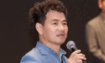 NSND Xuân Bắc ôm chặt đạo diễn Bùi Thạc Chuyên