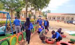Các đoàn viên, thanh niên làm sân chơi thiếu nhi