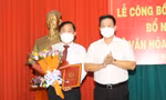 Chủ tịch UBND tỉnh Tây Ninh Nguyễn Thanh Ngọc (phải) trao quyết định cho tân Giám đốc Sở VH TT và DL Tây Ninh Trương Văn Hùng.