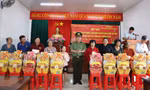 Thiếu tướng Đinh Văn Nơi tặng quà Tết cho gia đình chính sách, hộ nghèo ở Cần Thơ